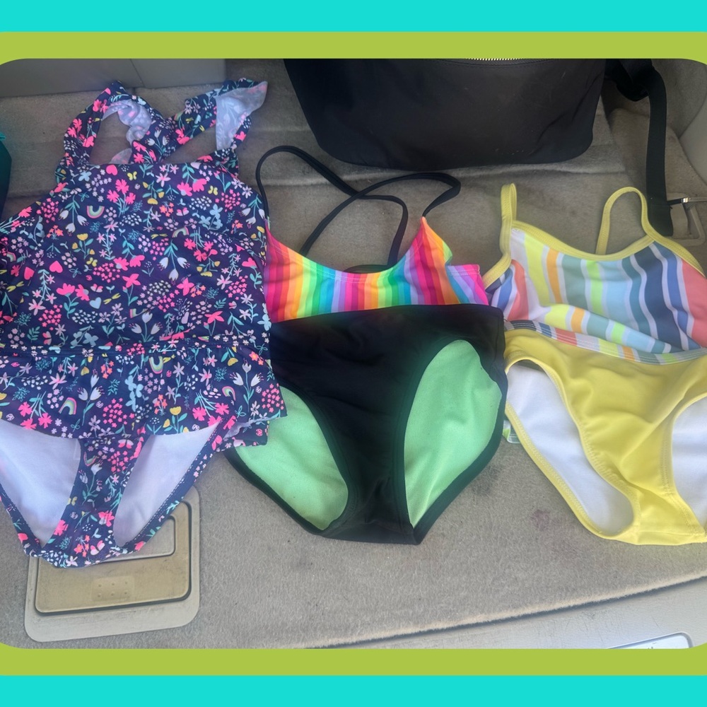 Lil girls size 5t bikinis 
Like new worn maybe once 
Sold as bundle